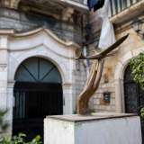 In largo Amenduni, a Bari Vecchia, una statua in bronzo raffigura una mano da cui � pronta a spiccare il volo una colomba. Fu installata nel luglio 2003 come simbolo di libert� e speranza contro la criminalit� organizzata (foto di Francesco De Leo)